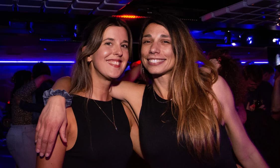 Crowd singing along to 80s hits